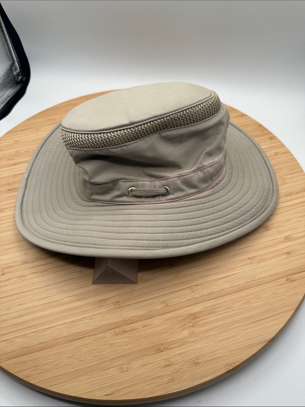 Used Organic Airflo Tilley hat in very good condition. Size 7¼